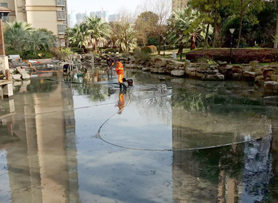 杭锦后景观池淤泥清理