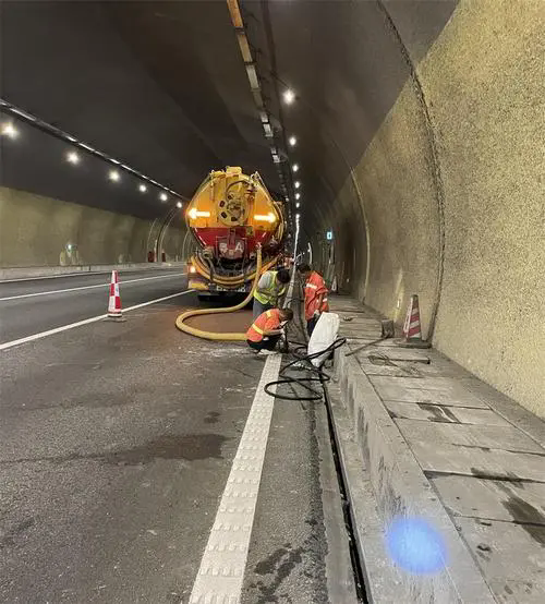 杭锦后隧道排水渠清淤